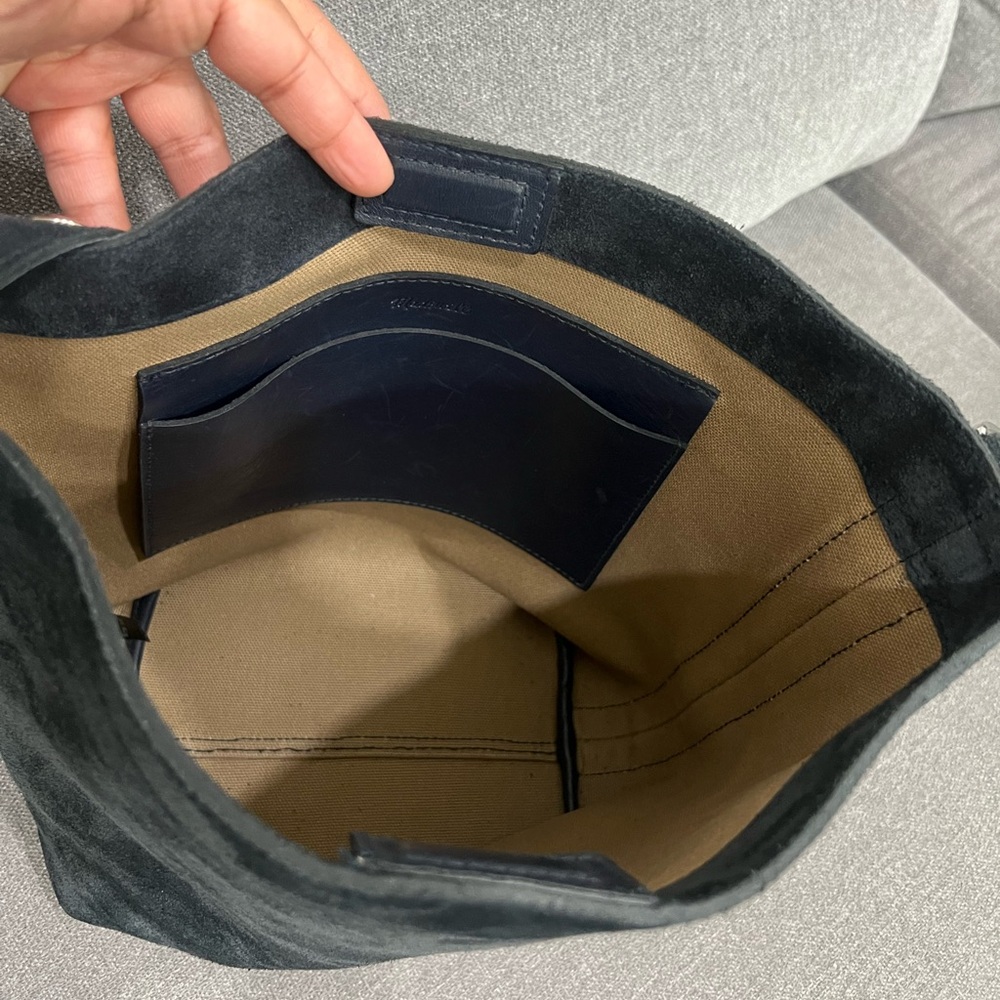 Madewell | The Essential Medium Bucket Tote - Picture 9 of 10